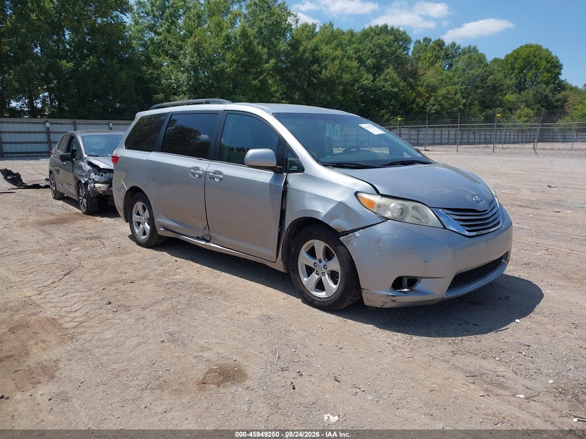 2015 TOYOTA SIENNA auction photo 1