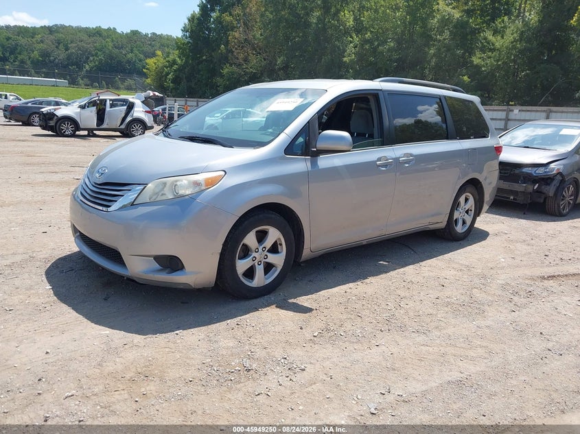 2015 TOYOTA SIENNA auction photo 2