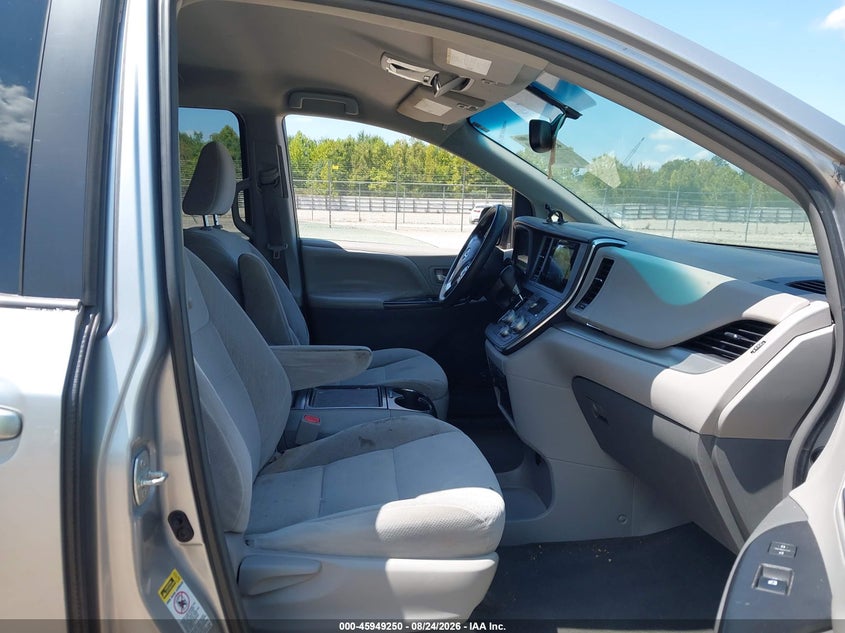2015 TOYOTA SIENNA auction photo 5
