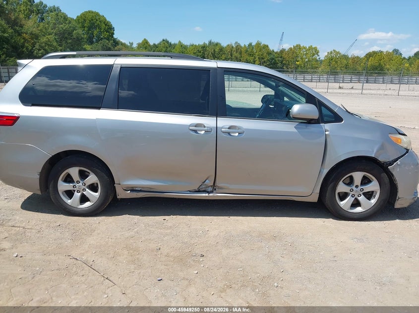 2015 TOYOTA SIENNA auction photo 6