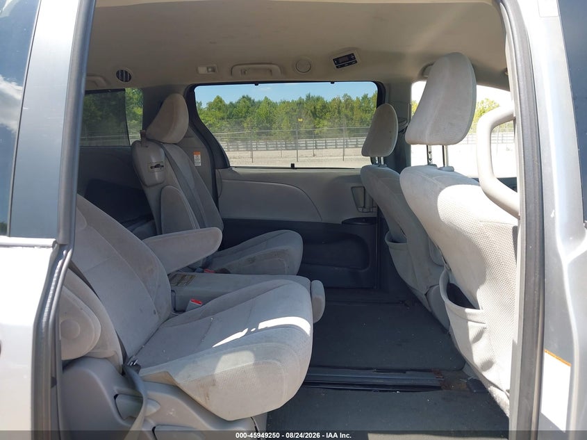 2015 TOYOTA SIENNA auction photo 8