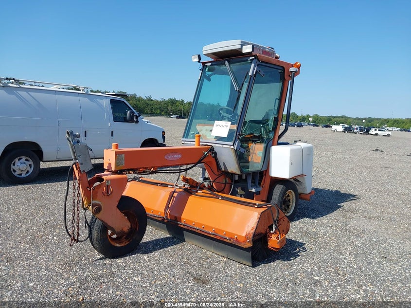 2005 LAYMOR 3 WHEEL SWEEPER auction photo 2