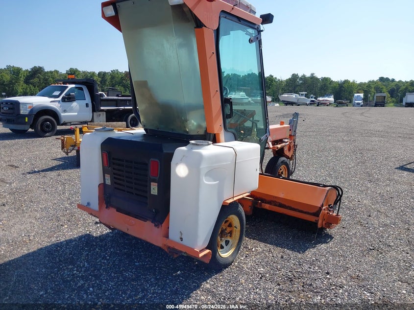 2005 LAYMOR 3 WHEEL SWEEPER auction photo 4