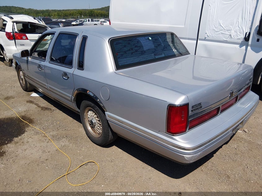 Фото 3 - LINCOLN TOWN CAR