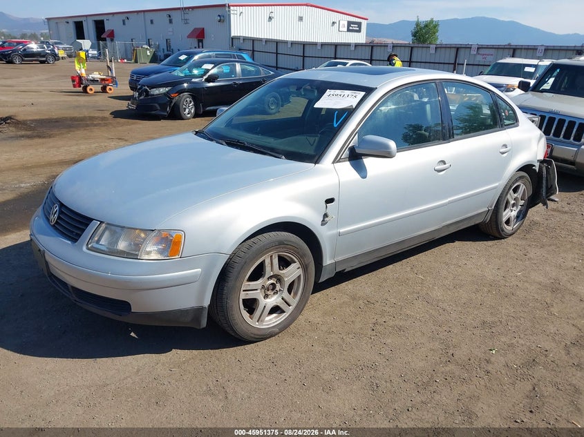 2001 Volkswagen Passat Glx, Rear, IAAI, VIN WVWBH63B71P013824 — photo 2