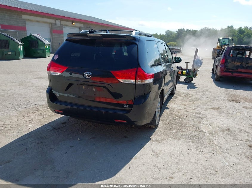 Фото 4 - TOYOTA SIENNA