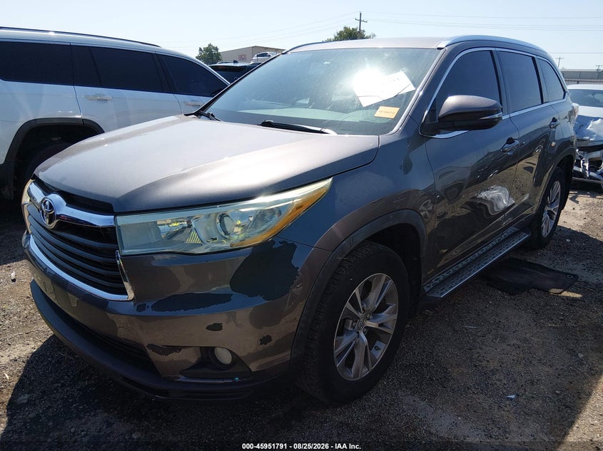 2015 Toyota Highlander, Град, IAAI, VIN 5TDKKRFH3FS085281 — фото 2