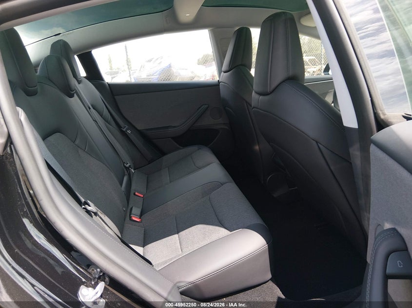 TESLA MODEL 3 - zdjęcie 8