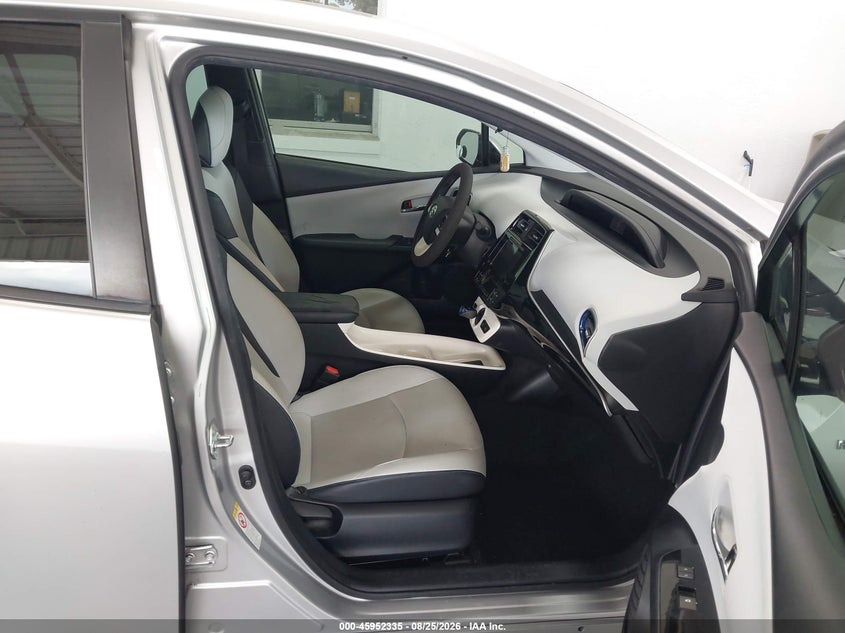 2016 TOYOTA PRIUS auction photo 5