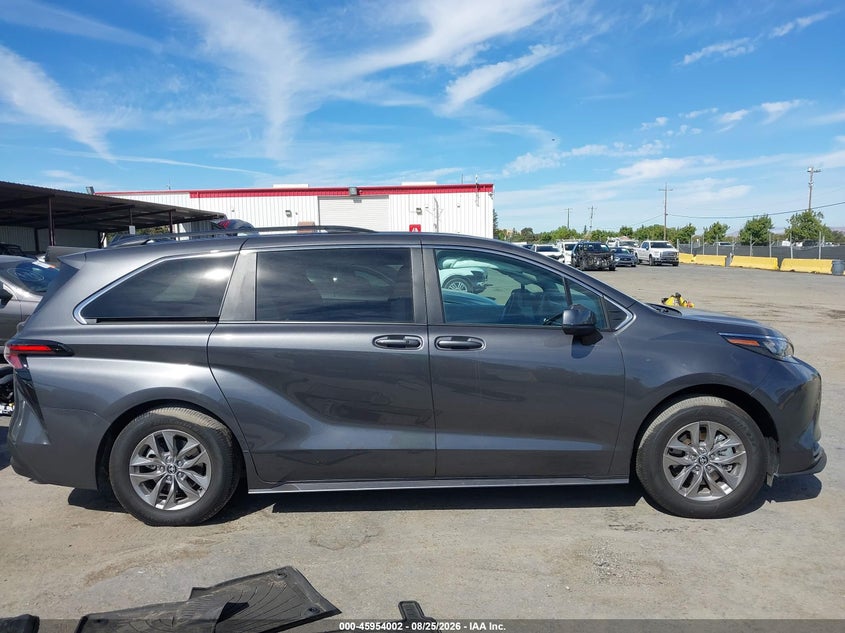 TOYOTA SIENNA - zdjęcie 13