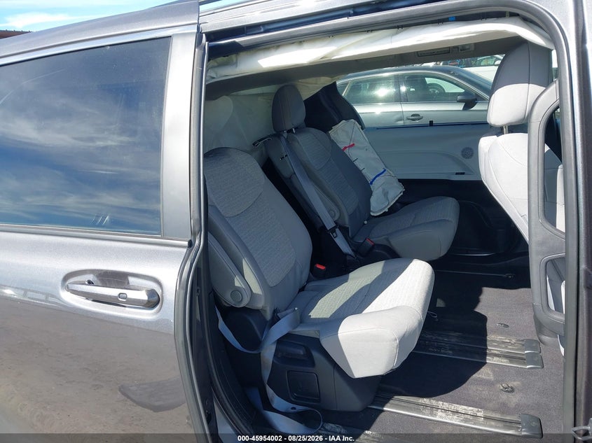 2025 TOYOTA SIENNA auction photo 8