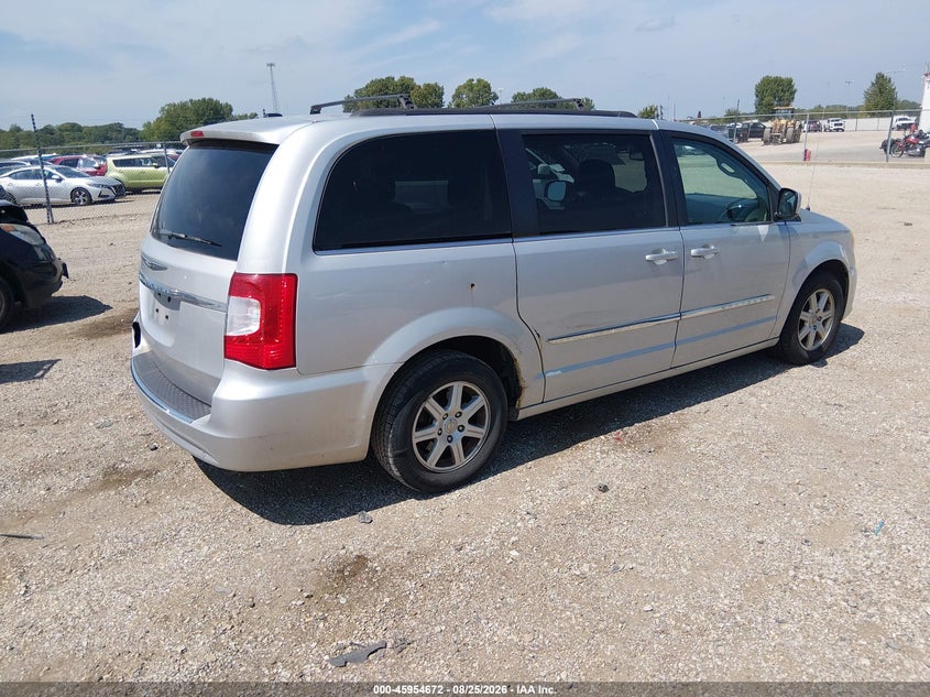 2011 CHRYSLER TOWN & COUNTRY auction photo 4