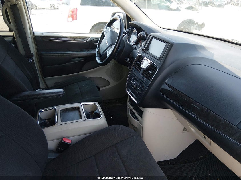 2011 CHRYSLER TOWN & COUNTRY auction photo 5