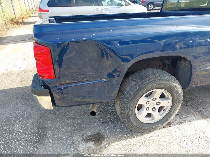 Photo 12 - DODGE DAKOTA