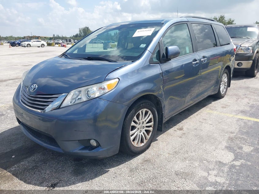 2016 Toyota Sienna, Левый бок, IAAI, VIN 5TDYK3DC6GS744762 — фото 2