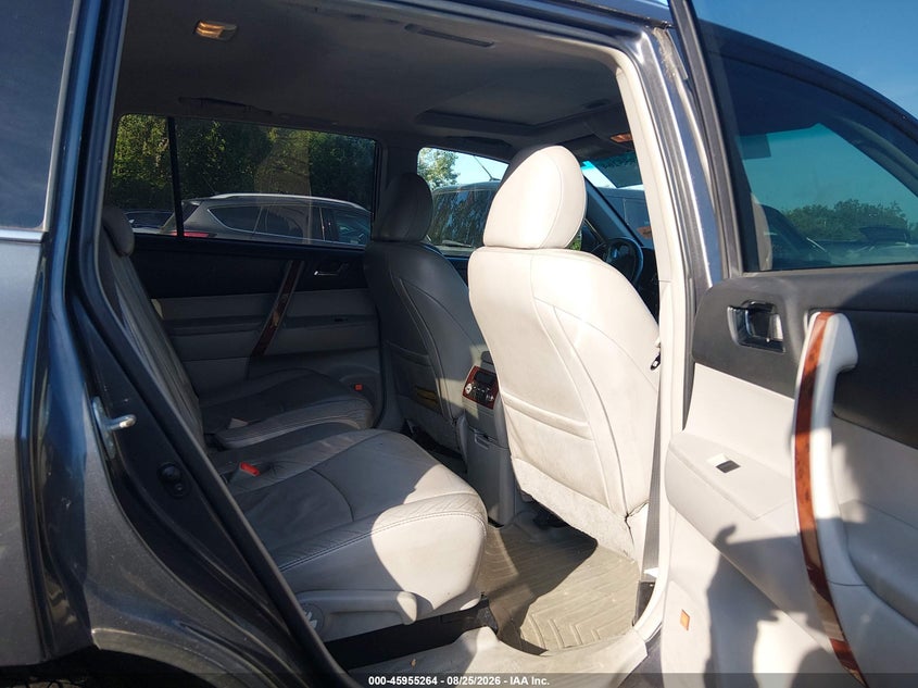 2013 TOYOTA HIGHLANDER auction photo 8