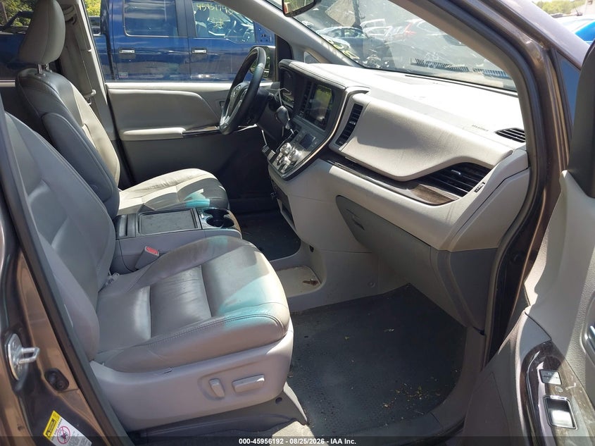 2016 TOYOTA SIENNA auction photo 5