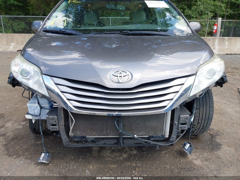 2016 TOYOTA SIENNA auction photo 6