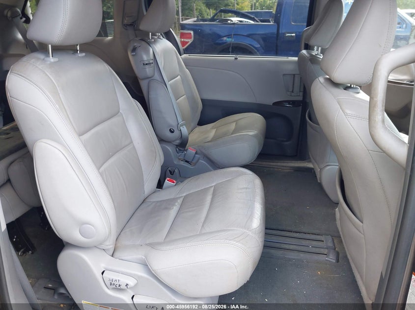 2016 TOYOTA SIENNA auction photo 8