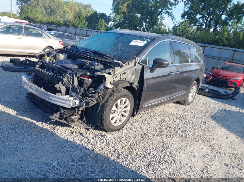 2017 CHRYSLER PACIFICA auction photo 2