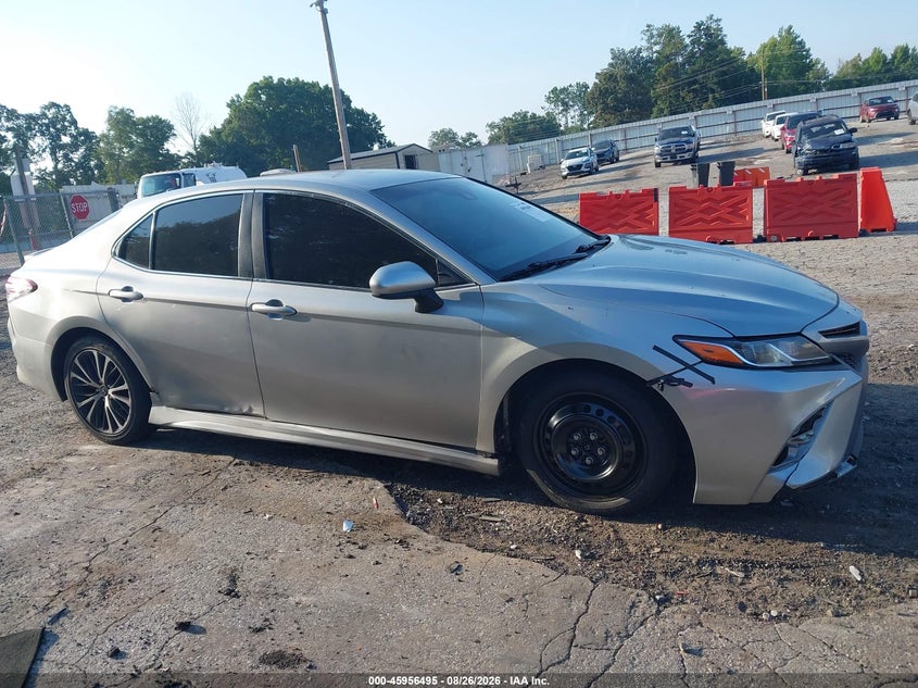 TOYOTA CAMRY - zdjęcie 16