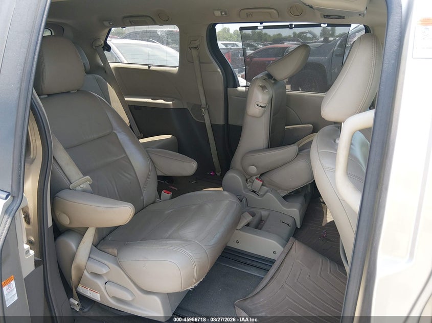 TOYOTA SIENNA - zdjęcie 8