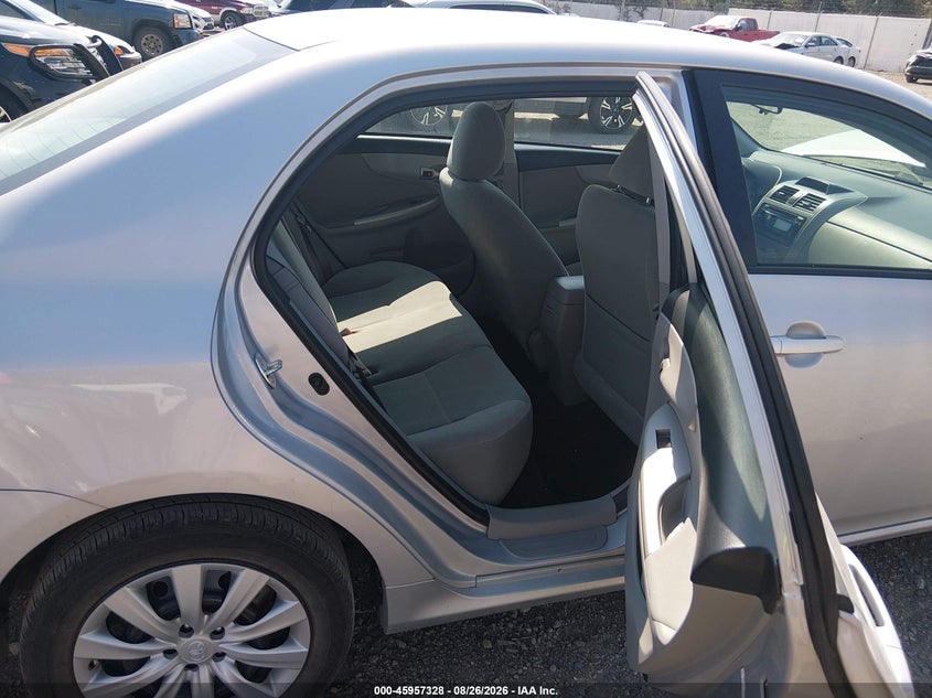 2012 TOYOTA COROLLA LE · Фото 8