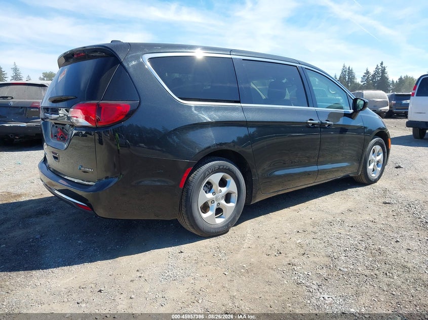 2017 CHRYSLER PACIFICA HYBRID auction photo 4