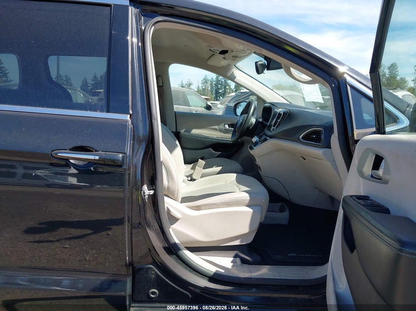 2017 CHRYSLER PACIFICA HYBRID auction photo 5