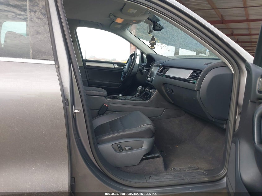 2011 VOLKSWAGEN TOUAREG auction photo 5