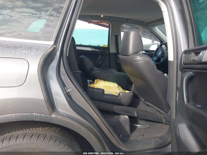 2011 VOLKSWAGEN TOUAREG auction photo 8