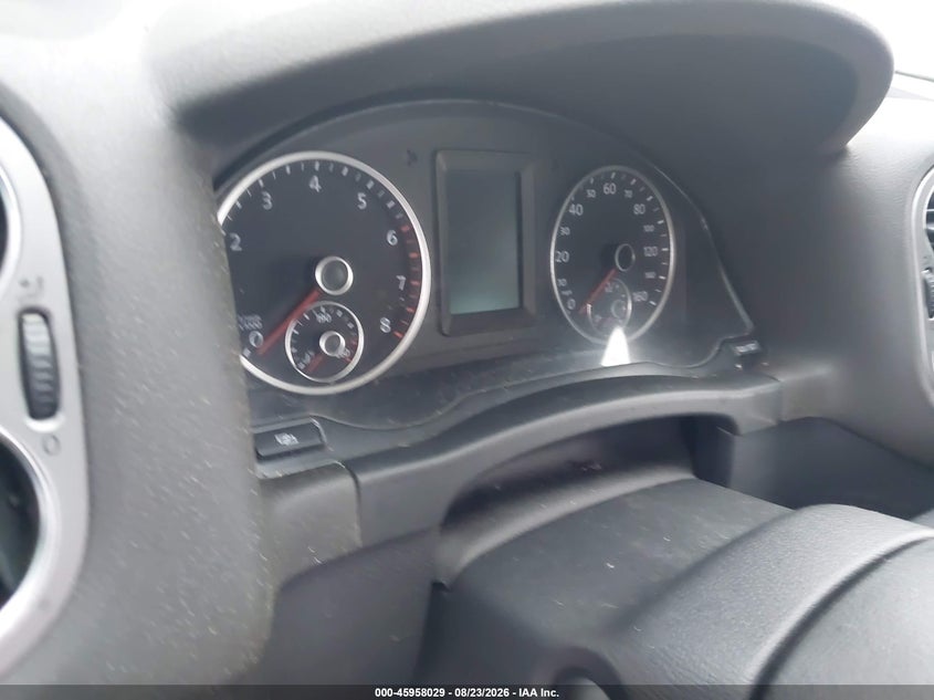 2010 VOLKSWAGEN TIGUAN auction photo 7