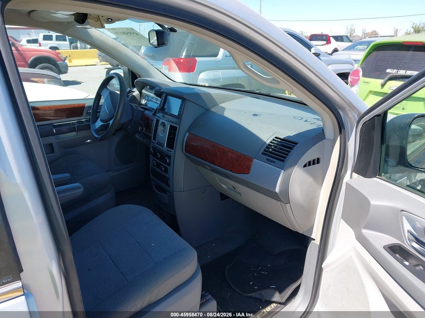 2009 CHRYSLER TOWN & COUNTRY auction photo 5