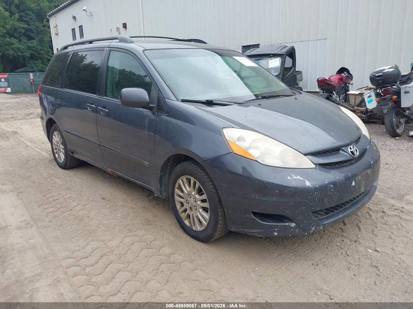 2010 TOYOTA SIENNA auction photo 1