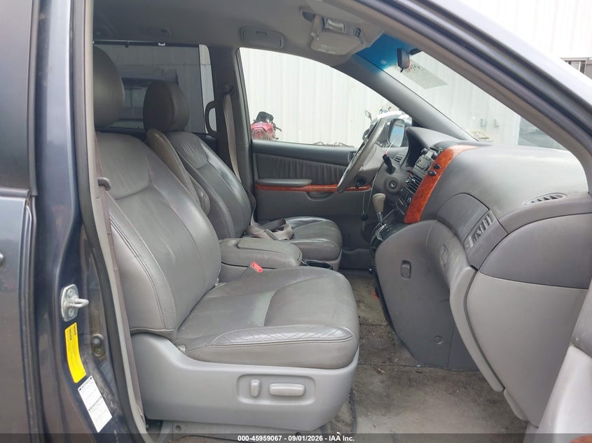 2010 TOYOTA SIENNA auction photo 5