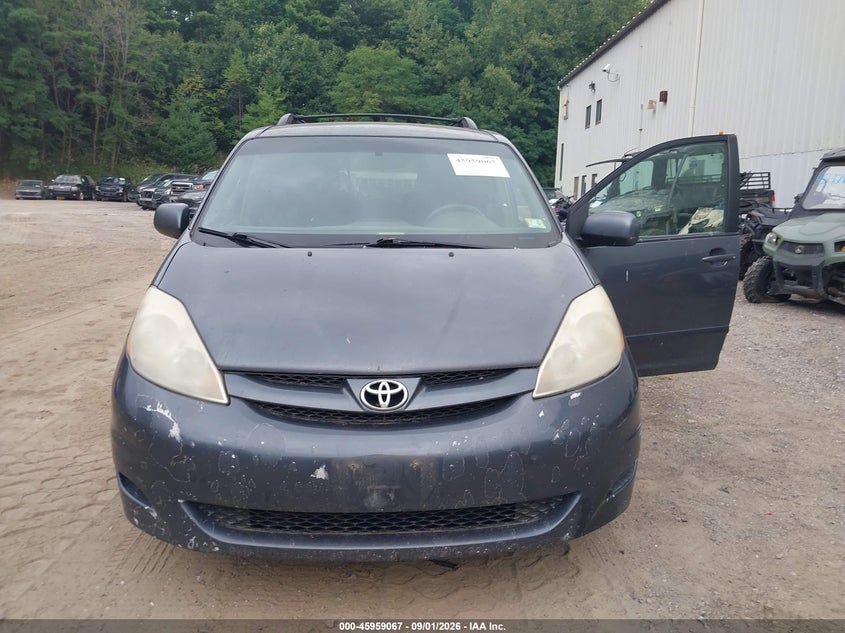 2010 TOYOTA SIENNA auction photo 6