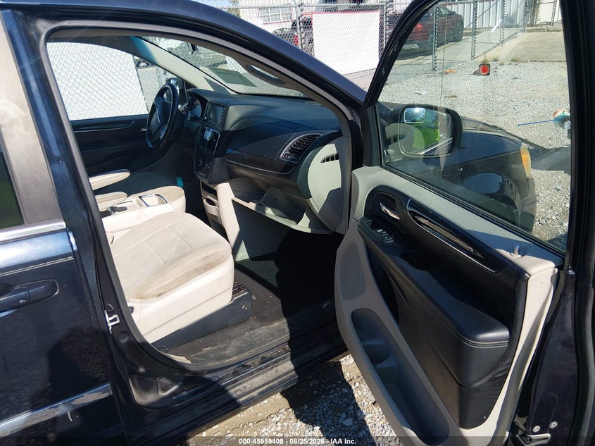 2011 CHRYSLER TOWN & COUNTRY auction photo 5