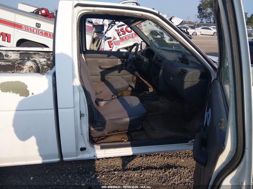 1995 NISSAN TRUCK auction photo 8