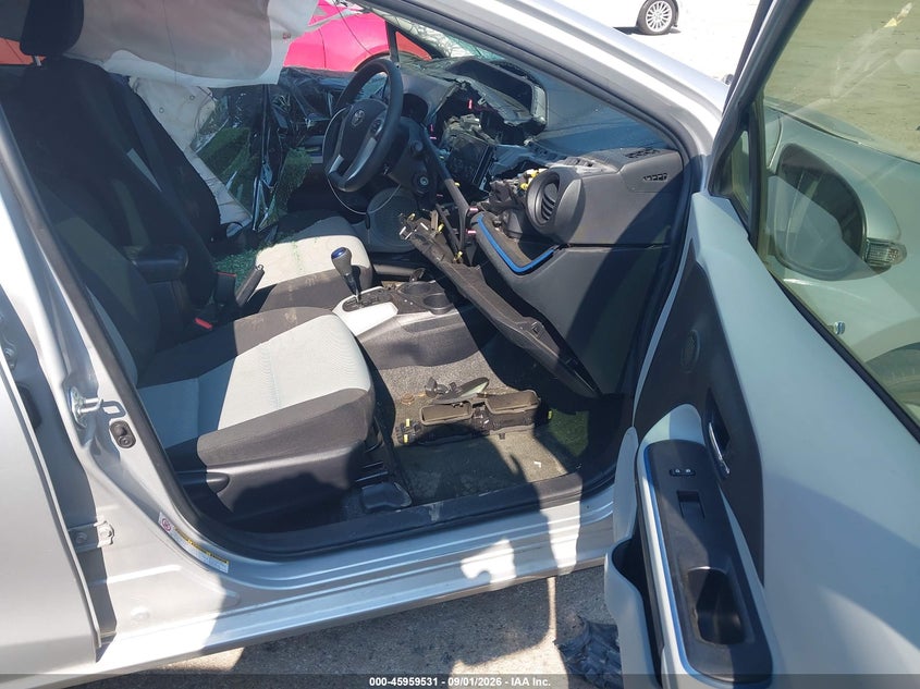2013 TOYOTA PRIUS C auction photo 5