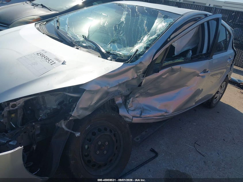 2013 TOYOTA PRIUS C auction photo 6
