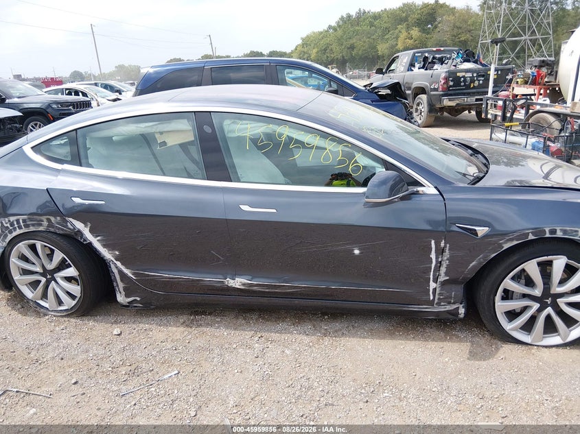 TESLA MODEL 3 - zdjęcie 13