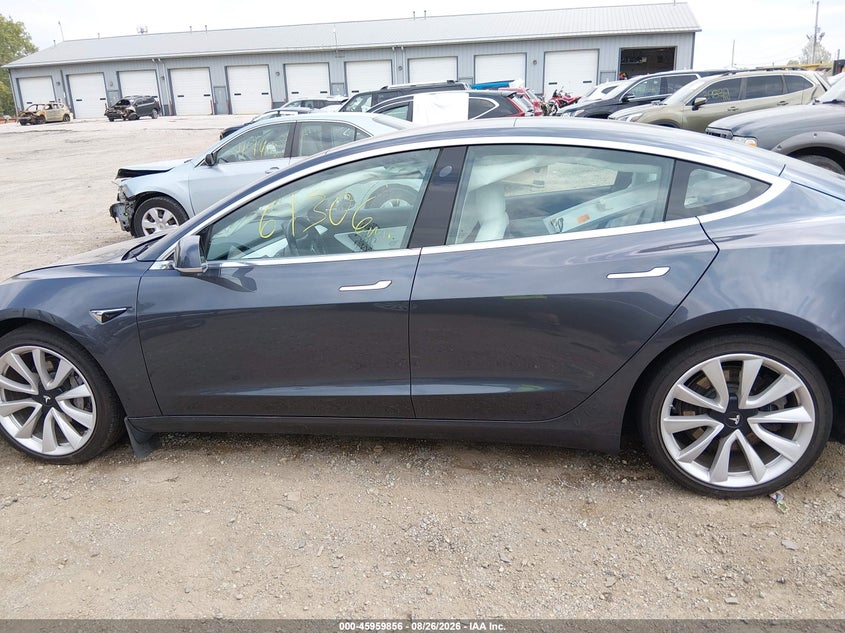 TESLA MODEL 3 - zdjęcie 14