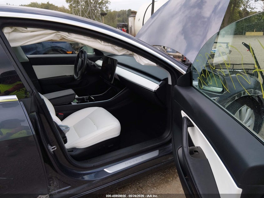 TESLA MODEL 3 - zdjęcie 5