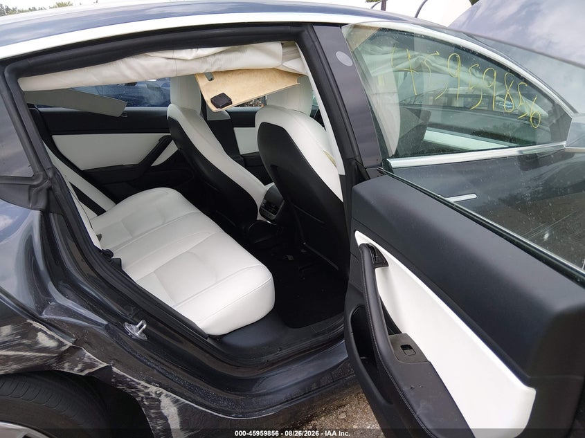 TESLA MODEL 3 - zdjęcie 8