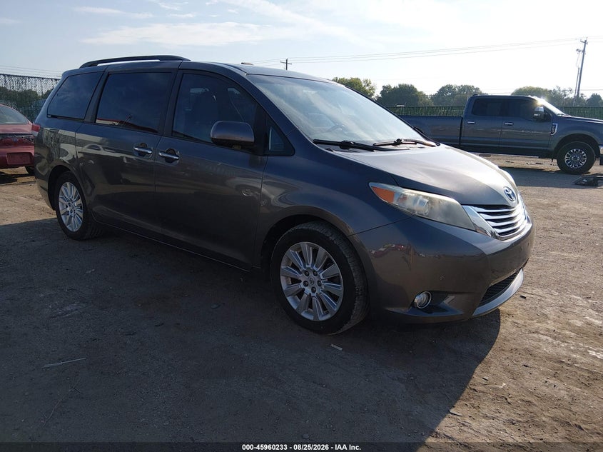 2011 TOYOTA SIENNA auction photo 1