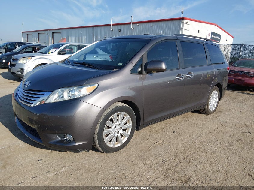 2011 TOYOTA SIENNA auction photo 2