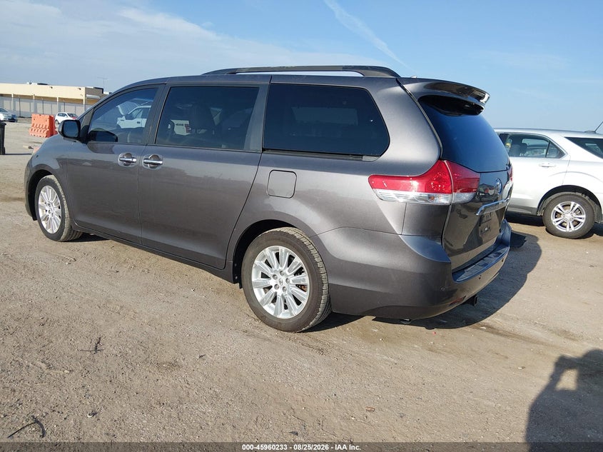 2011 TOYOTA SIENNA auction photo 3