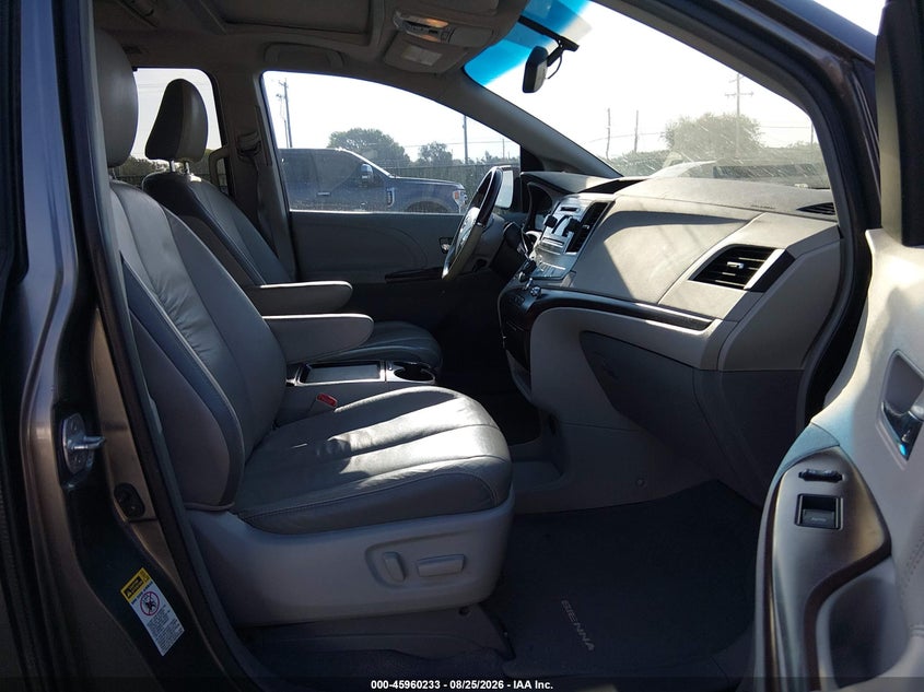 2011 TOYOTA SIENNA auction photo 5