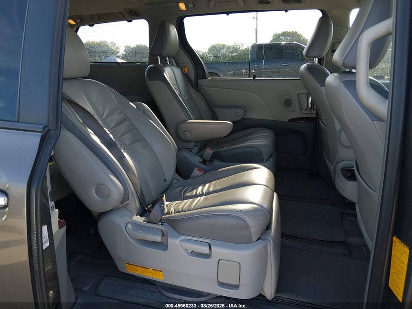 2011 TOYOTA SIENNA auction photo 8