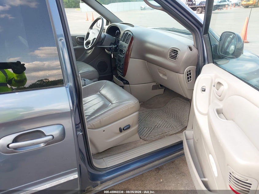 2001 CHRYSLER TOWN & COUNTRY auction photo 5
